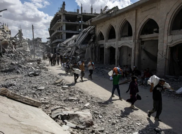 Burturriknir palestinar koma aftur til økið eystanfyri Khan Yunis í sunnara parti av Gazageiranum, eftir at ísraelskar herdeildir hava tikið seg úr økinum (Mynd: EPA)