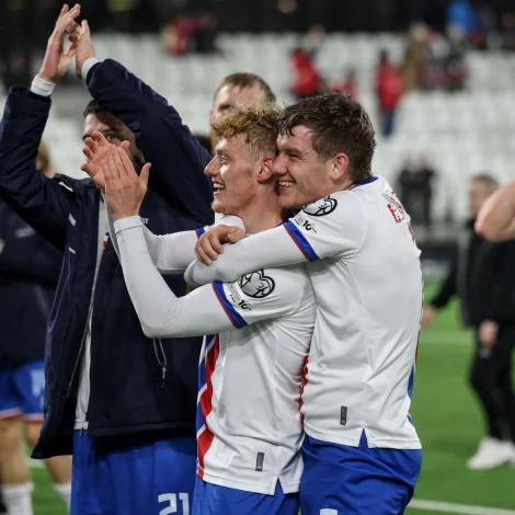 Martin Agnarsson og Jóannes Bjartalíð komu inn, beint eftir at Kekkia hevði javnað, og stutt seinni stóðu teir fyri avgerandi málinum (Mynd: Sverri Egholm)