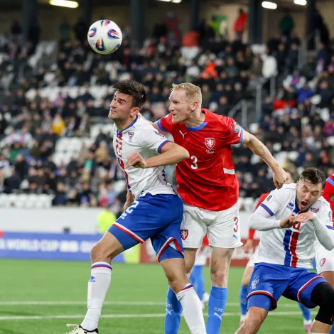 Føroyingar vóru omaná á Tórsvølli í gjár, og kekkar sluppu ikki upp í føroyska loftrúmið í dag. Spælarar og onnur bíðaðu leingi á flogvøllinum. Nógv ynskja venjaran vekk (Mynd: Sverri Egholm)