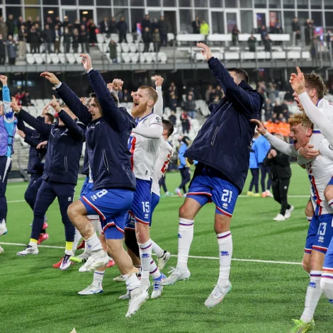 Føroyingar fegnast eftir flotta 2-1 sigurin á Kekkia sunnudagin (Mynd: Sverri Egholm)