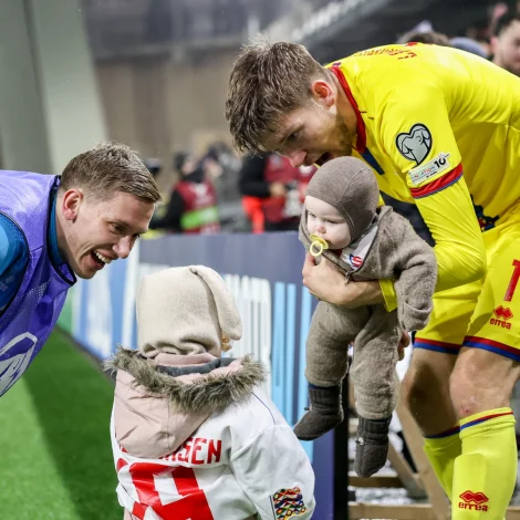 Jann Benjaminsen og Mattias Lamhauge við børnum sínum aftaná dystin (Mynd: Sverri Egholm)
