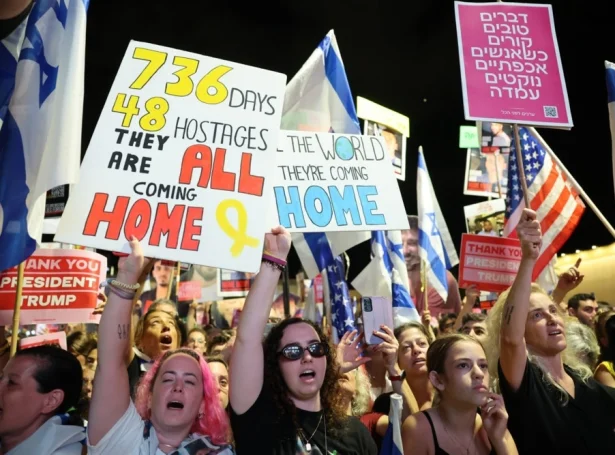 Fólk hátíðarhalda vápnahvíldina í ísraelska býnum Tel Aviv (Mynd: EPA)