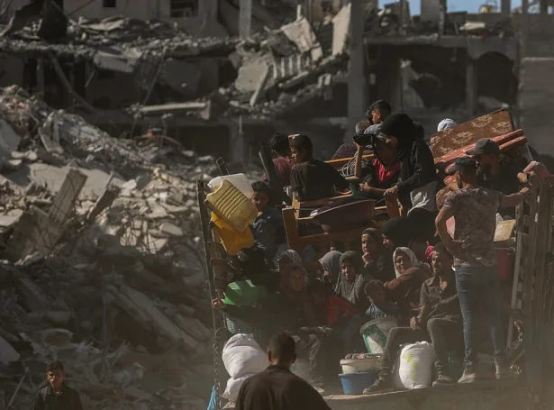 Burturriknir palestinar fara aftur til Gaza bý (Mynd: EPA)