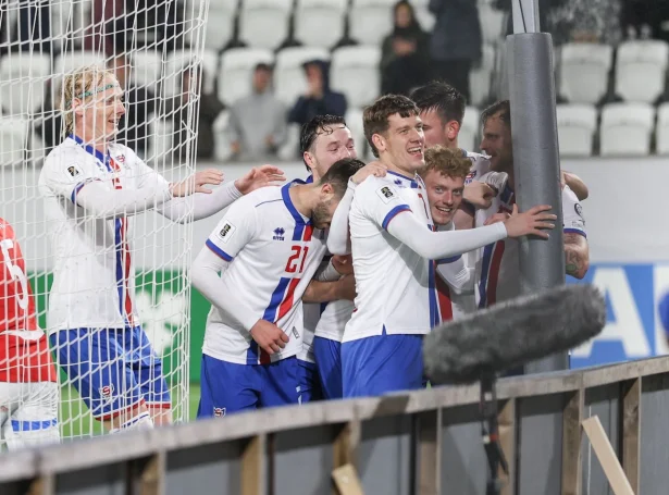 Stórur fagnaður eftr 2-1 málið (Mynd: Sverri Egholm)