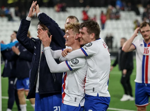Martin Agnarsson og Jóannes Bjartalíð komu inn, beint eftir at Kekkia hevði javnað, og stutt seinni stóðu teir fyri avgerandi málinum (Mynd: Sverri Egholm)