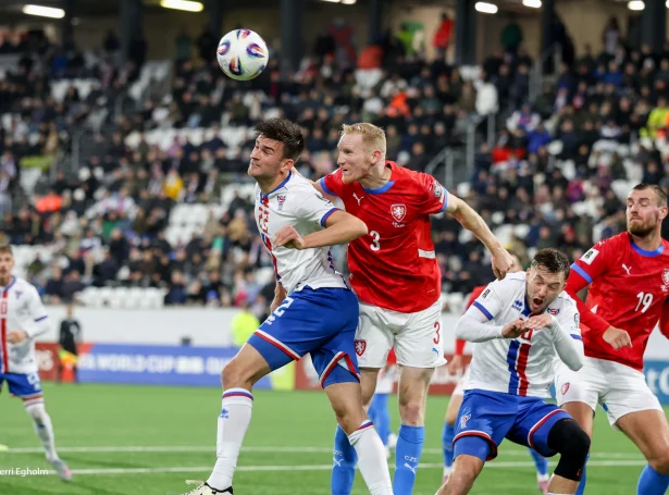 Føroyingar vóru omaná á Tórsvølli í gjár, og kekkar sluppu ikki upp í føroyska loftrúmið í dag. Spælarar og onnur bíðaðu leingi á flogvøllinum. Nógv ynskja venjaran vekk (Mynd: Sverri Egholm)