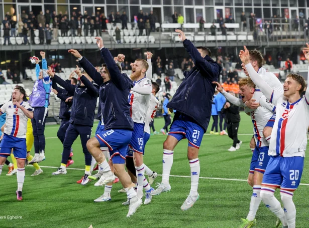 Føroyingar fegnast eftir flotta 2-1 sigurin á Kekkia sunnudagin (Mynd: Sverri Egholm)
