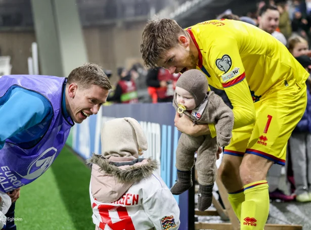 Jann Benjaminsen og Mattias Lamhauge við børnum sínum aftaná dystin (Mynd: Sverri Egholm)