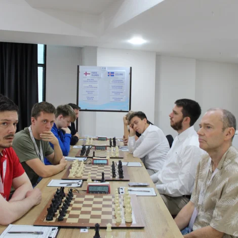 Føroyar og Ísland í EM-dysti í talvi í gjár. Fremst á myndini vinstrumegin Martin Poulsen á fjórða borði móti stórmeistaranum Hannesi Stefanssyni, sum eigur metið sum íslandsmeistari heilar trettan ferðir. (Mynd: Ingvar Thor Johannesson)