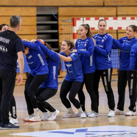 Føroysku kvinnurnar byrjaðu við heldur serstøkum øvilsi hjá Jens á Skipagøtu, málverju- og mentalvenjara (Mynd: Sverri Egholm)