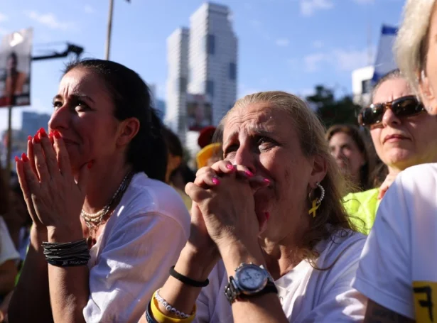 Ísraelar savnaðust í Tel Aviv at síggja gíslarnar verða leyslatnar (Mynd: EPA)