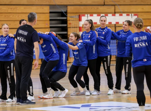 Føroysku kvinnurnar byrjaðu við heldur serstøkum øvilsi hjá Jens á Skipagøtu, málverju- og mentalvenjara (Mynd: Sverri Egholm)