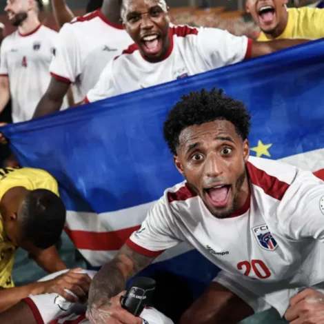 Spælarar frá Cap Verde oyggjum fegnast. Myndin er tikin eftir óvæntaða 1-0 sigurin á Kamerun í farna mánaði (Mynd: BBC)
