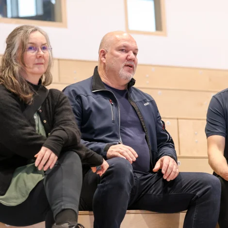 Hannis Wardum greiðir frá, hvussu Reykjavík var í 1986, tá hann og Sólrun Wardum vóru saman við øðrum floksfeløgunum í Hoydølum. Foreldrini hjá føroyska landsliðsmálverjanum fegnast um møguleikan at ferðast í sambandi við spennandi uppgávur hjá dóttirni (Mynd: Sverri Egholm)