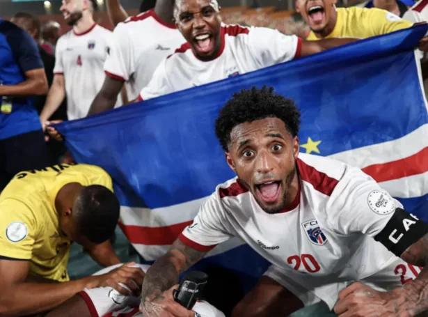 Spælarar frá Cap Verde oyggjum fegnast. Myndin er tikin eftir óvæntaða 1-0 sigurin á Kamerun í farna mánaði (Mynd: BBC)