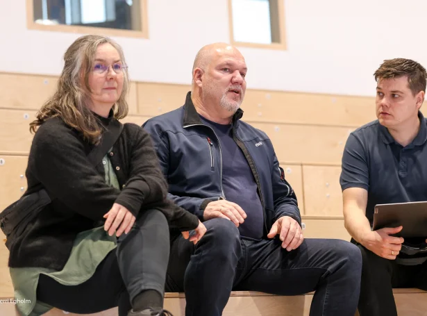 Hannis Wardum greiðir frá, hvussu Reykjavík var í 1986, tá hann og Sólrun Wardum vóru saman við øðrum floksfeløgunum í Hoydølum. Foreldrini hjá føroyska landsliðsmálverjanum fegnast um møguleikan at ferðast í sambandi við spennandi uppgávur hjá dóttirni (Mynd: Sverri Egholm)