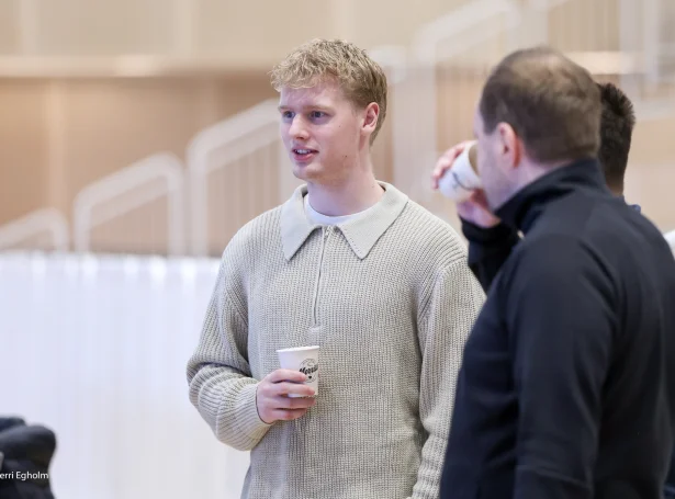 Dánjal Ragnarsson í Lambaughøllini í Reykjavík í oktober, tá føroyska kvinnulandsliðið spældi har. Hann fer framhaldandi at hava heimavøll har (Mynd: Sverri Egholm)