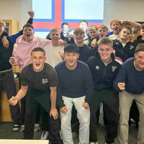 Fegnir U17 dreingir eftir dystin móti Kosovo. Dennis Anghel, Markus Danielsen og Tummas Joensen skoraðu í flotta sigrinum (Mynd: FSF)