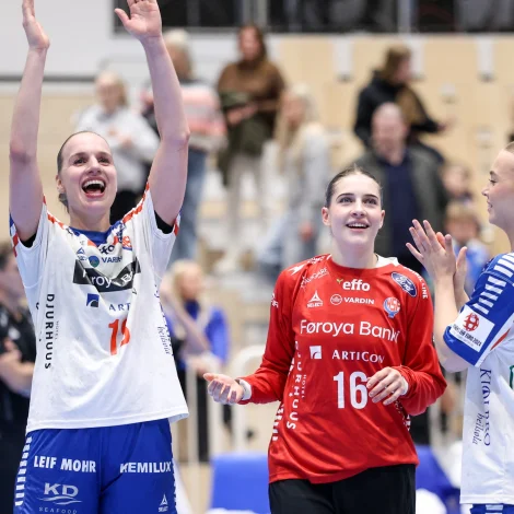 Pernille Brandenborg fegnast saman við hinum eftir sigurin í Reykjavík mikukvøldið. Liðið er komið ógvuliga langt síðani fyrstu dystirnar hjá strikuspælaranum í desember 2016 - hon hevur víst støðufesti og hækkað stigið (Mynd: Sverri Egholm)