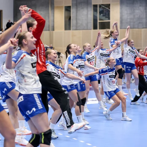 Stórur føroyskur fagnaður eftir dystin í Reykjavík, sum Føroyar vunnu 24-22 (Mynd: Sverri Egholm)