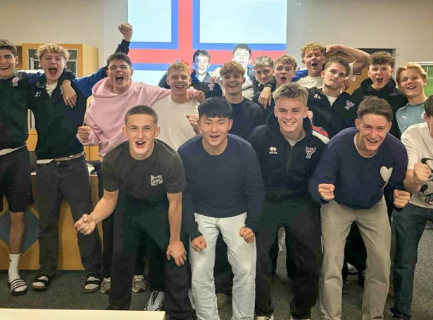 Fegnir U17 dreingir eftir dystin móti Kosovo. Dennis Anghel, Markus Danielsen og Tummas Joensen skoraðu í flotta sigrinum (Mynd: FSF)