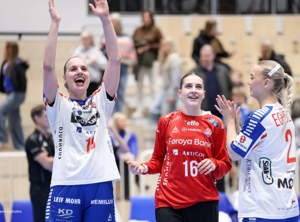 Pernille Brandenborg fegnast saman við hinum eftir sigurin í Reykjavík mikukvøldið. Liðið er komið ógvuliga langt síðani fyrstu dystirnar hjá strikuspælaranum í desember 2016 - hon hevur víst støðufesti og hækkað stigið (Mynd: Sverri Egholm)