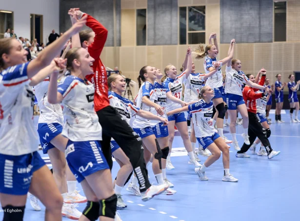 Stórur føroyskur fagnaður eftir dystin í Reykjavík, sum Føroyar vunnu 24-22 (Mynd: Sverri Egholm)