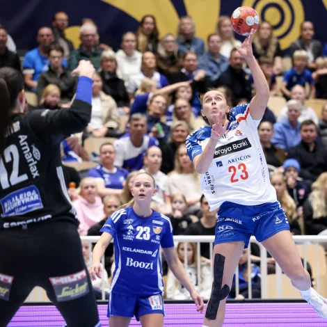 Hafdis Renötudóttir, dugnaligi íslendski málverjin, rósti eisini føroyska liðnum (Mynd: Sverri Egholm)