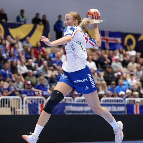 Lív Bentsdóttir Zachariasen skorar her sítt mál í sigrinum - hon spældi framúr væl í føroysku miðverjuni (Mynd: Sverri Egholm)