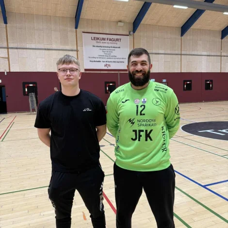 Mladen Mjerimacka í Team Klaksvík-blusuni eftir dystin í Hoyvík seinasta vikuskifti. Hesa vikuna er royndi málverjin í H71-klæðum, tí Torstein Sivertsen er skaddur og ikki tøkur til evropeisku dystirnar (Mynd: H71)