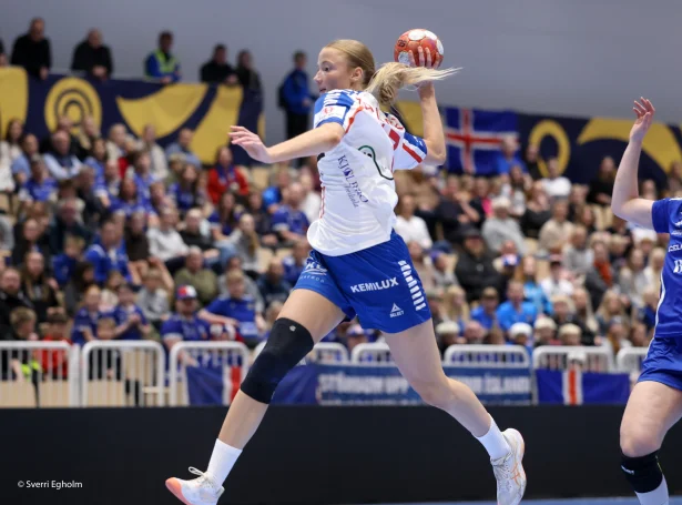 Lív Bentsdóttir Zachariasen skorar her sítt mál í sigrinum - hon spældi framúr væl í føroysku miðverjuni (Mynd: Sverri Egholm)