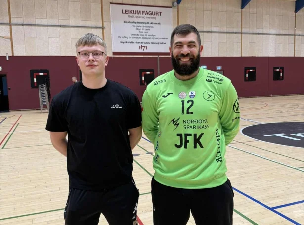 Mladen Mjerimacka í Team Klaksvík-blusuni eftir dystin í Hoyvík seinasta vikuskifti. Hesa vikuna er royndi málverjin í H71-klæðum, tí Torstein Sivertsen er skaddur og ikki tøkur til evropeisku dystirnar (Mynd: H71)