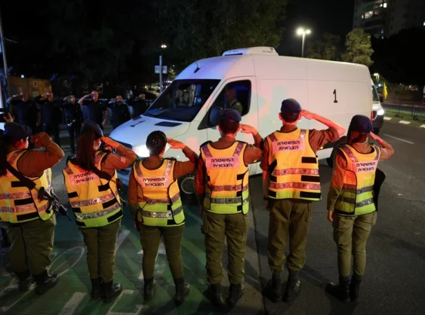 Líkini av tveimum gíslum komu til Tel Aviv í gjár (Mend: EPA)