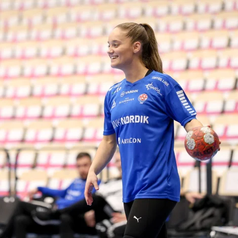 Jana Mittún og hinar eru til reiðar við Tjarnir (Mynd: Sverri Egholm)