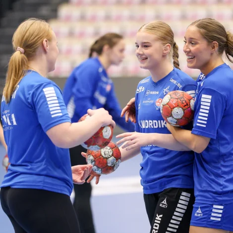 Súna Krossteig Hansen, Anna Elisabeth Halsdóttir Weyhe og Maria Haldóttir Weyhe beint undan venjingini (Mynd: Sverri Egholm)