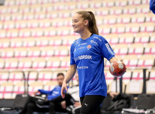 Jana Mittún og hinar eru til reiðar við Tjarnir (Mynd: Sverri Egholm)