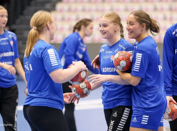 Súna Krossteig Hansen, Anna Elisabeth Halsdóttir Weyhe og Maria Haldóttir Weyhe beint undan venjingini (Mynd: Sverri Egholm)