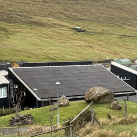 Dagstovnur í Miðvági fingið sólpanel