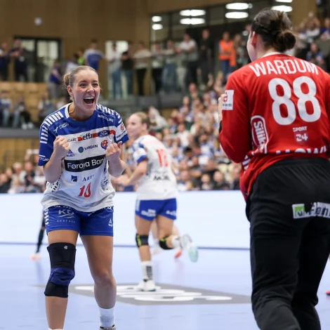 Súna Krossteig Hansen og Rakul Wardum kunnu fegnast í dag, nú plássið hjá Skanderborg í bestu donsku deildini er tryggjað: Súna fer víðari á góðan hátt, og Rakul skiftir til Skanderborg - sum ikki fer niður (Mynd: Sverri Egholm)