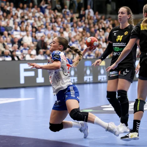 Jana Mittún spældi tríggjar flottar hálvleikir fyri Føroyar í síðstu viku (Mynd: Sverri Egholm)