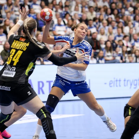 Súna Krossteig Hansen og hinar stóðu seg væl fyri steðgin í EM-undandystinum móti Montenegro - nú hittast liðini á HM-pallinum í Týsklandi (Mynd: Sverri Egholm)