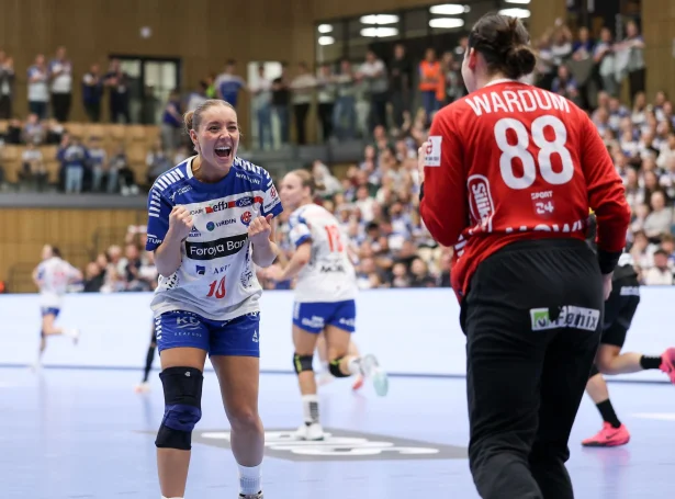 Súna Krossteig Hansen og Rakul Wardum spældu ógvuliga væl fyri steðgin - her fegnast tær báðar úr bestu donsku deildini við uppruna í Kyndli saman eftir stórbjarging (Mynd: Sverri Egholm)