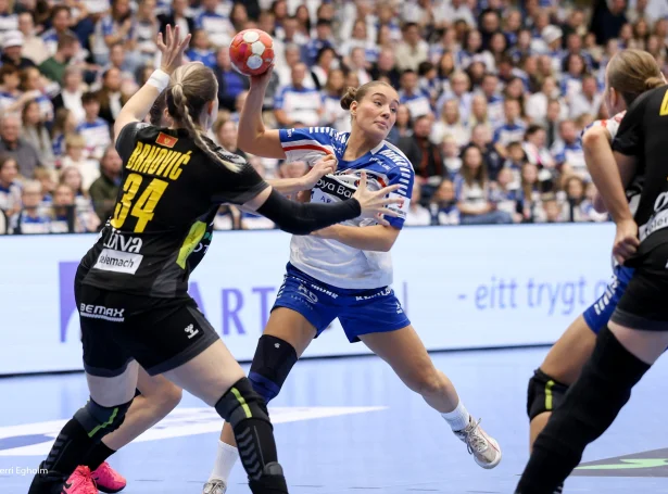 Súna Krossteig Hansen og hinar stóðu seg væl fyri steðgin í EM-undandystinum móti Montenegro - nú hittast liðini á HM-pallinum í Týsklandi (Mynd: Sverri Egholm)