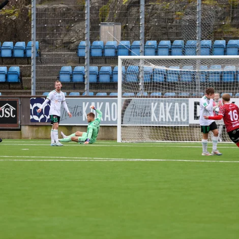 07 Vestur megnaði ikki at vinna seg frammum FC Suðuroy í dag - vágamenn noyddist at stríða seg inn í dystin aftur á Svangasakrði móti B68, ið einki hevur at spæla fyri (Mynd: Sverri Egholm)