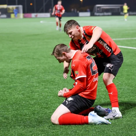 Ási Dam fegnast saman við Jákupi Thomsen eftir fyrra málið hjá innskifta áleyparanum (Mynd: Sverri Egholm)