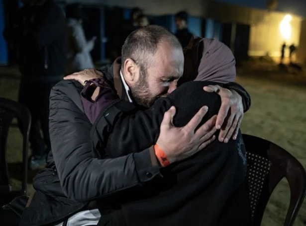 Ein av yvir 600 palestinskum fangum, sum vórðu leyslatnir í februar (Mynd: EPA)