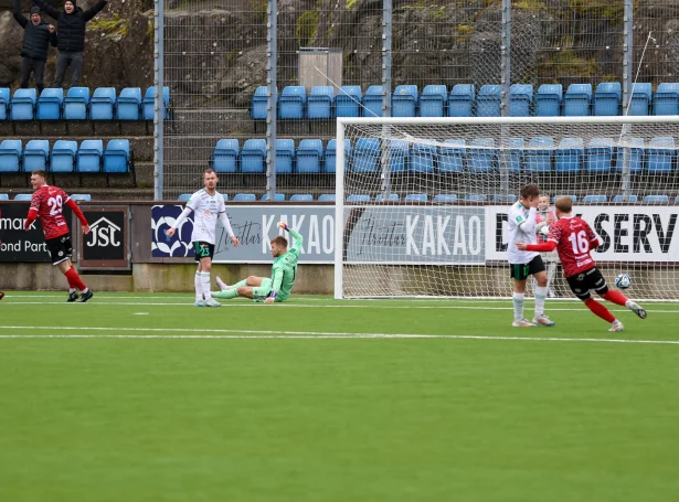 07 Vestur megnaði ikki at vinna seg frammum FC Suðuroy í dag - vágamenn noyddist at stríða seg inn í dystin aftur á Svangasakrði móti B68, ið einki hevur at spæla fyri (Mynd: Sverri Egholm)