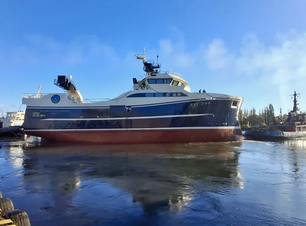 Sjúrður Tollaksson verður nú sleipaður til Skagen, har skipið skal gerast liðugt (Mynd: Varðin)
