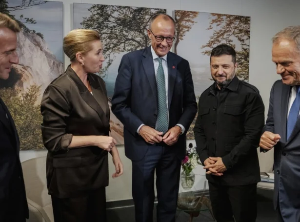 Nøkur av teimum, ið hava skrivað undir á fundi fyrr í mánaðinum. Frá vinstru Emmanuel Macron, Mette Frederiksen, Friedrich Merz, Volovymyr Zelenskyj og Donald Tusk (Mynd: EPA)
