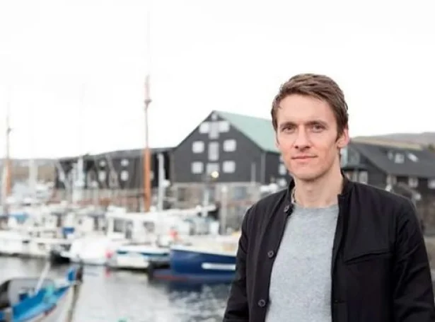 Tøkniliga menningin í okkara tíð setir spurningin, um hetta slagið av samskiftið yvirhøvur fer at vera til í einari ikki so fjarari framtíð. Tí er hendan heiðurslønin eisini ein møguleiki at stuðla gomlu verðini, har menniskju hittast og standa andlit til andlits uttan filtur og algoritmur